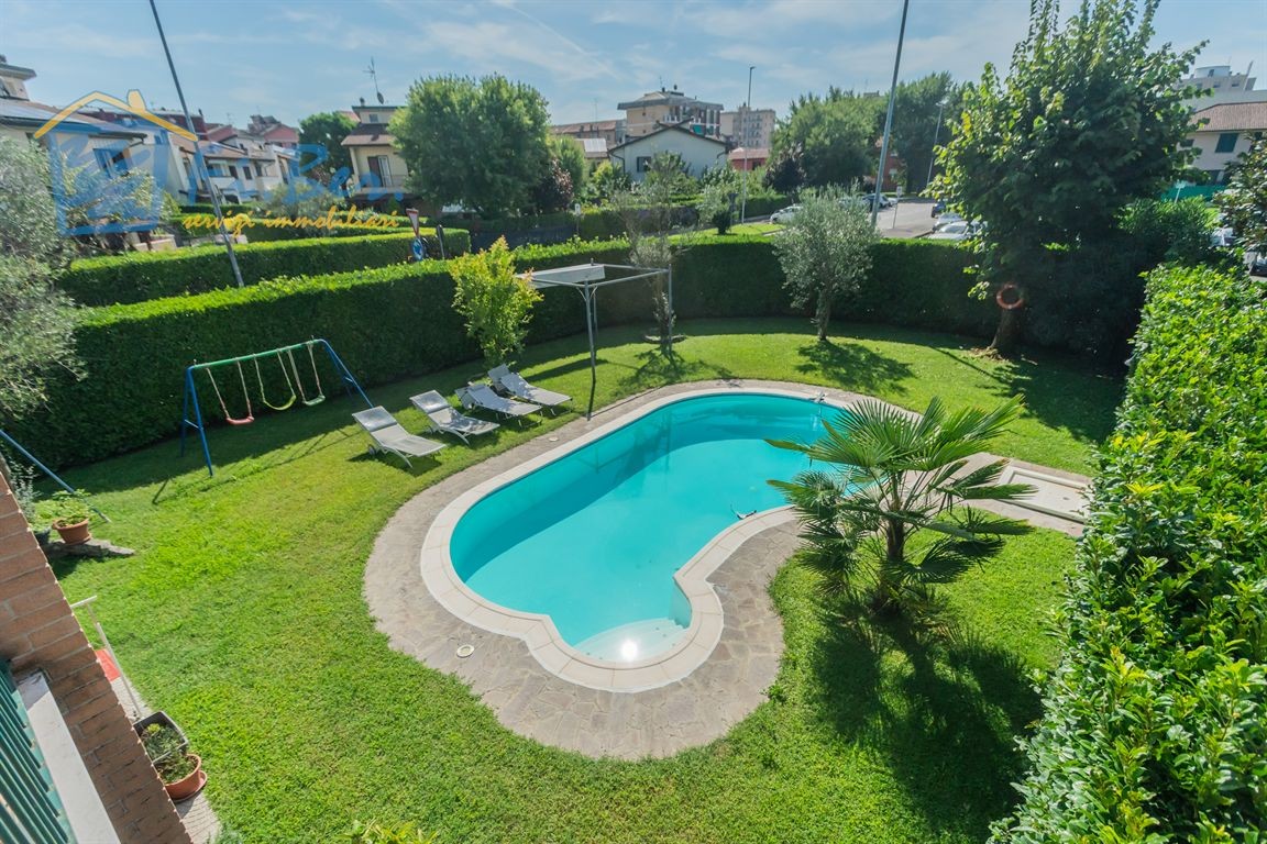 VILLA bifamiliare con piscina